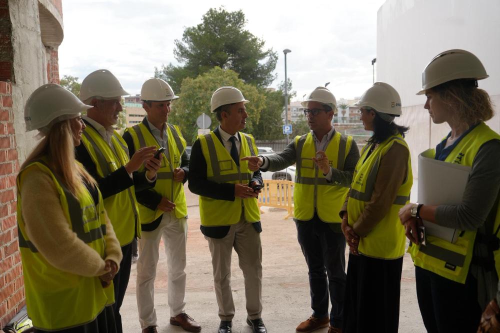Imagen L’alcalde Rafael Triguero visita les obres de la futura escoleta Es...