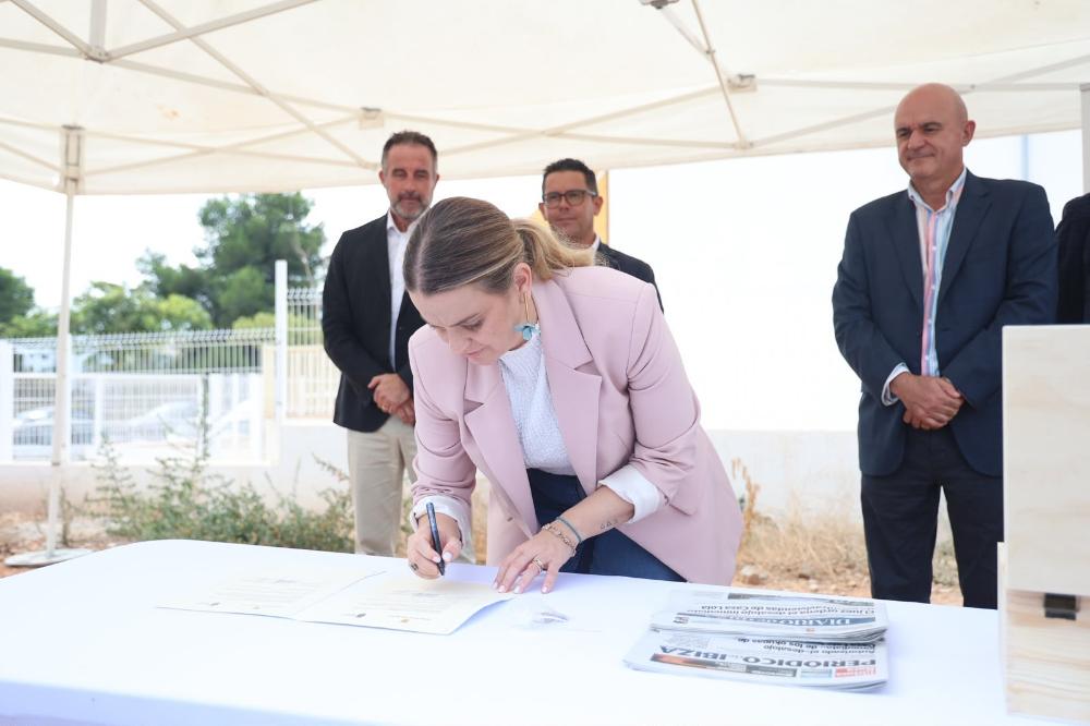 Imatge La presidenta Prohens posa la primera pedra de la nova promoció de 48...