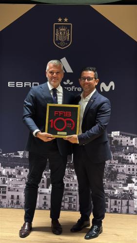 Imatge Intercanvi d'obsequis institucionals entre l'alcalde d'Eivissa i representants de la RFEF i la FFIB